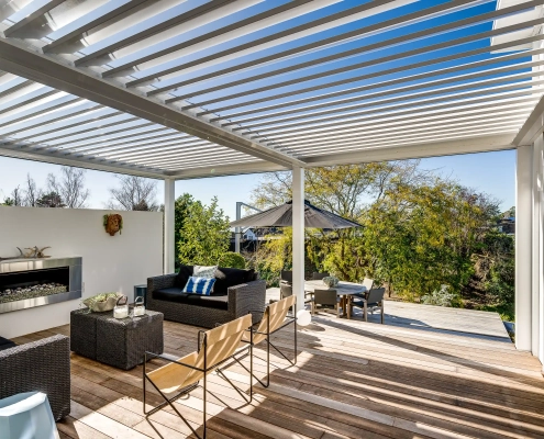 Louvre Roof with deck and outdoor area